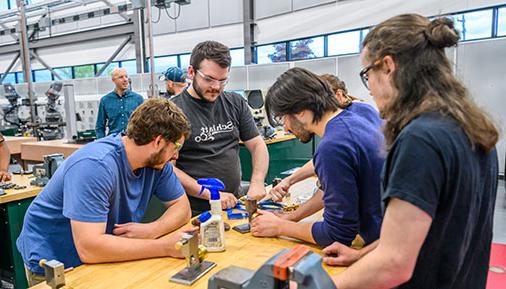 学生s at CNC Skills Day